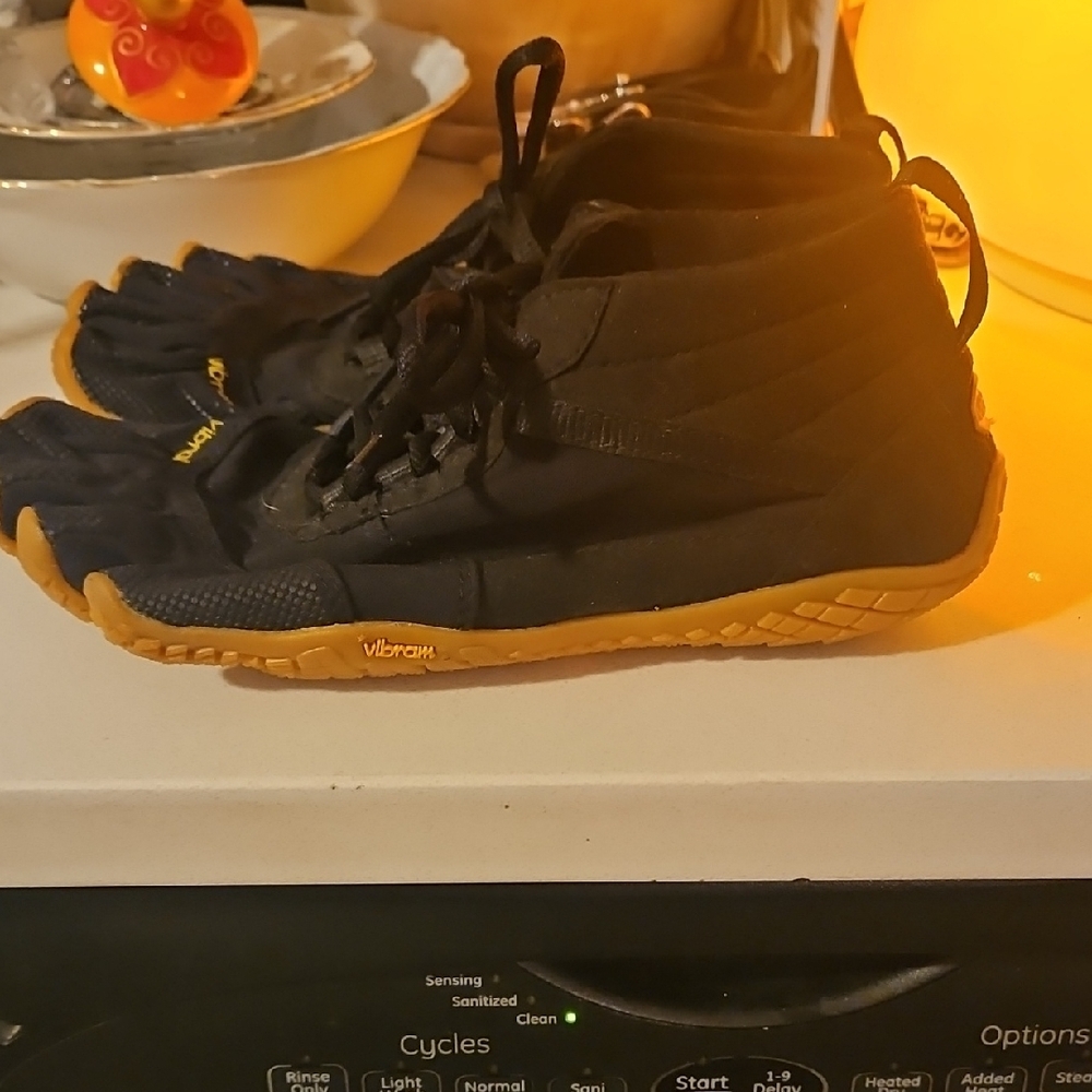 Vibram Black with Gold Toe FiveFingers - Picture 4 of 6